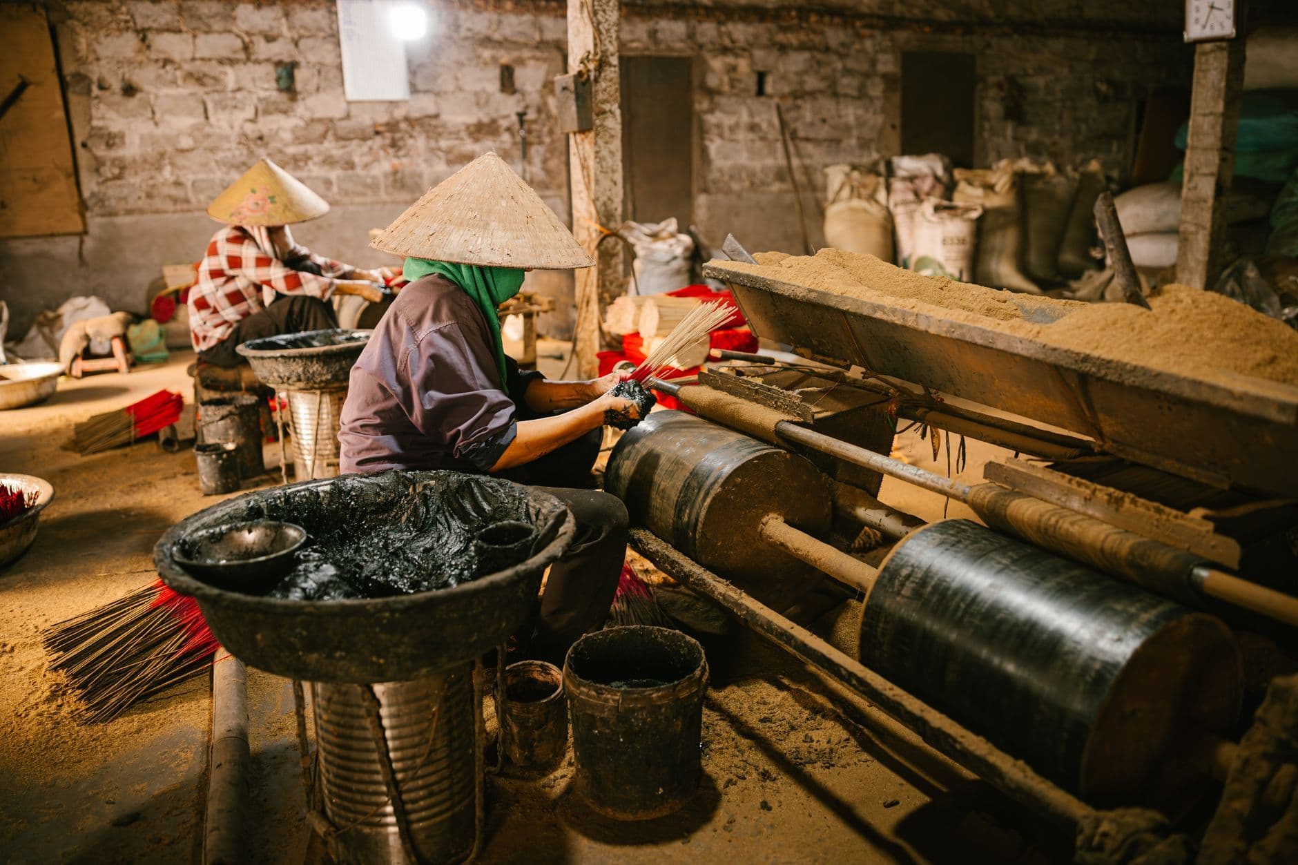Vàng và bạc trong nước tăng chậm, nhà đầu tư lo giá bị "dìm"